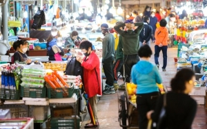 “하루 매출 70%가 재난지원금” 모처럼 활기 띤 전통시장 